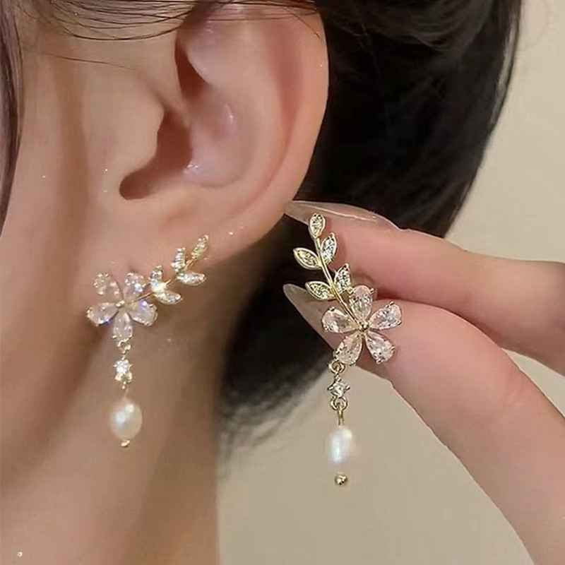 گوشواره زنانه مدل گل و برگ هلال کد 00702