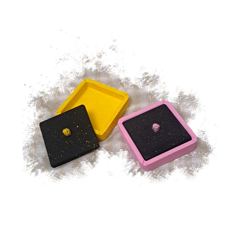 زیرسیگاری مدل در دار