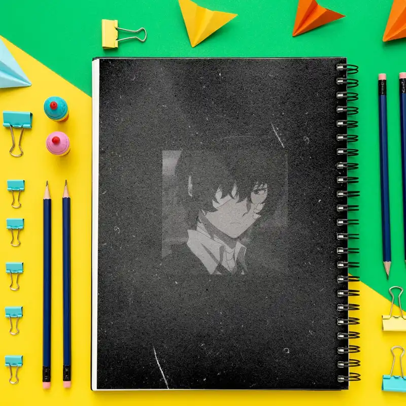 دفتر مشق باژیکان طرح انیمه سگ های ولگرد بانگو کد 20212123 به همراه استیکر لپ تاپ مجموعه 12 عددی