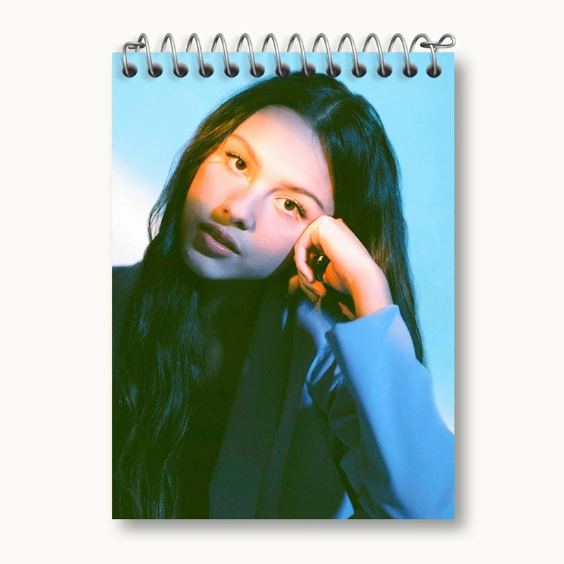 دفتر یادداشت 50 برگ خندالو مدل اولیویا رودریگو Olivia Rodrigo کد 19257