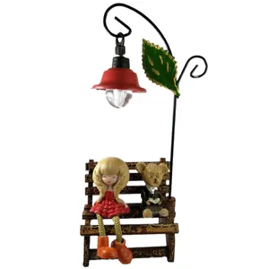 مجسمه مدل کادویی نیمکت دختر و خرس کد 10041