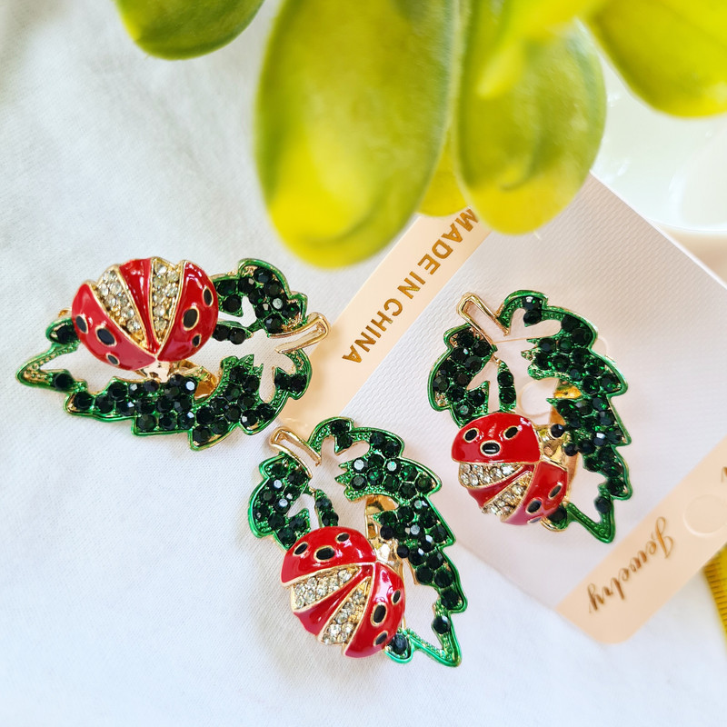 گل سینه زنانه مدل کفشدوزک و برگ نگین دار کد brg 1833