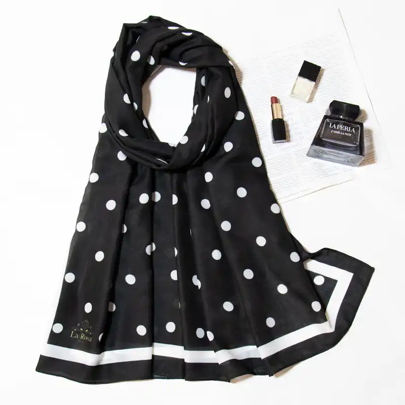 شال زنانه مدل نخ پاییزه مزونی طرح خال خالی جذاب کد ana-1890