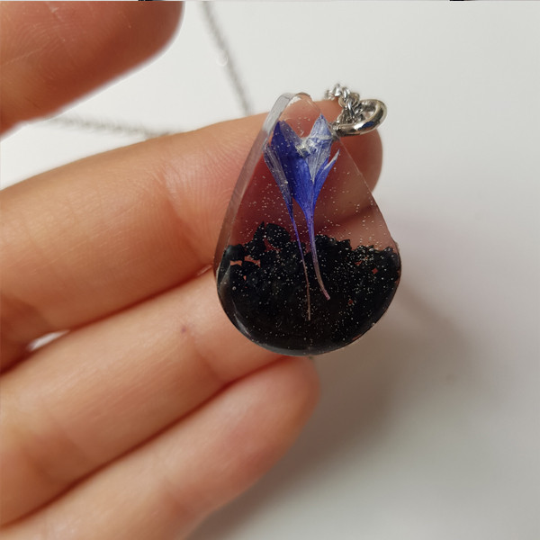 گردنبند دخترانه مدل رزینی طرح خاک و گل