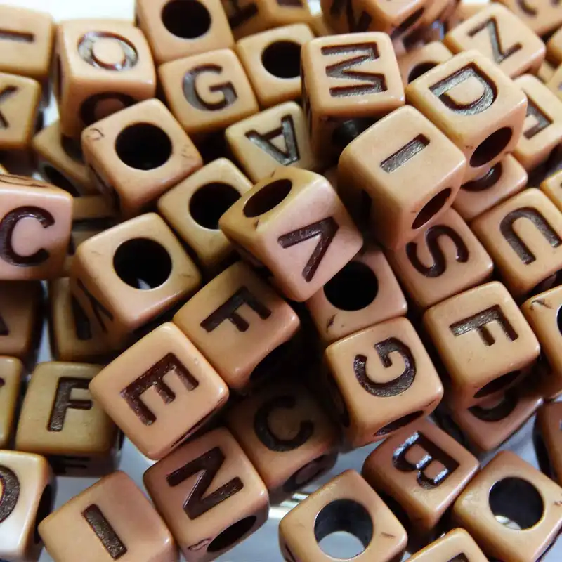 مهره دستبند مدل حروف انگلیسی طرح چوب کد 1037 بسته 100 عددی