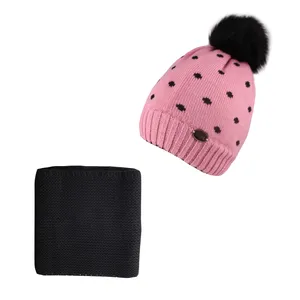 ست کلاه و شال گردن بافتنی بچگانه طرح خالدار مدل تک پوم KST-107