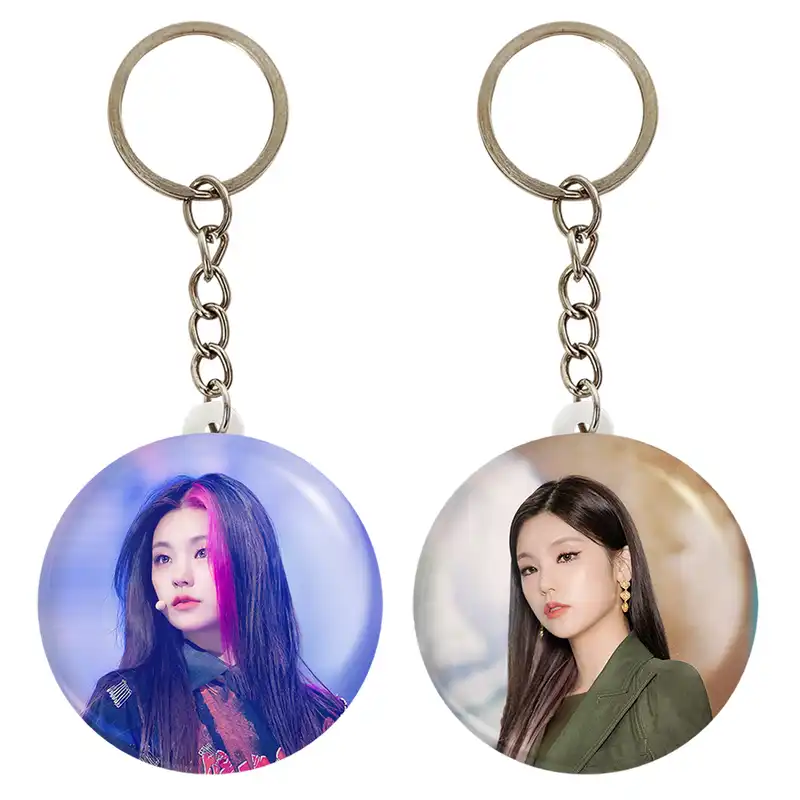 جاکلیدی خندالو مدل یجی گروه ایتزی ITZY کد 2020420202 مجموعه 2 عددی