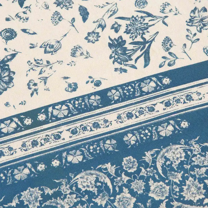 رومیزی گدار مدل گل‌های ایرانی در باغ همسایه