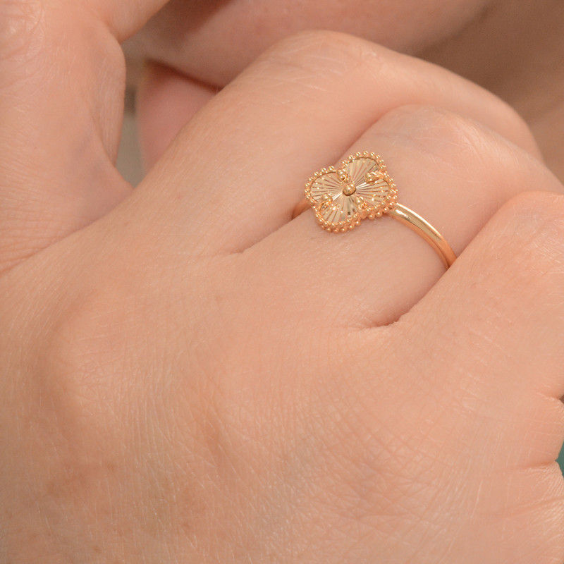 انگشتر طلا 18 عیار زنانه با طرح ونکلیف آرپلز طلای مستجابی مدل T666 سایز 56