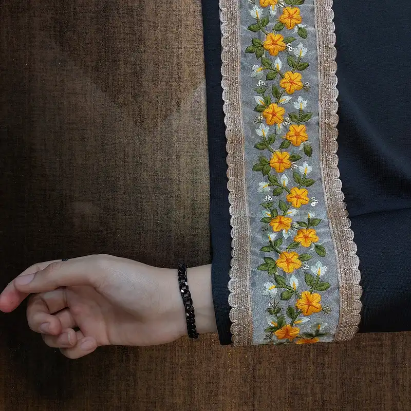 نوار یراق مدل گلدوزی سرمه طرح شکوفه D طول 1 متر