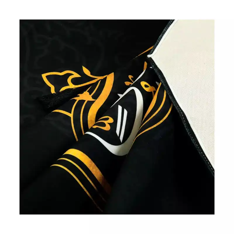 پرچم خدمتگزاران مدل کتیبه محرم طرح یا حسین ابن علی الشهید دو طرف حضرت اباالفضل و زینب کبری علیهما السلام کد 40001187 مجموعه سه عددی