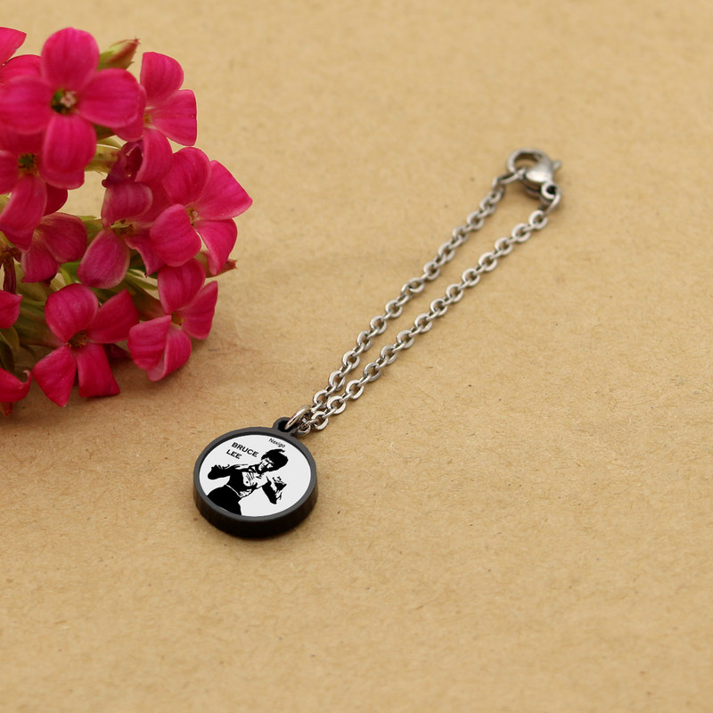 آویز ساعت زنانه ناکسیگو مدل شب تاب طرح بروسلی کد AW7237