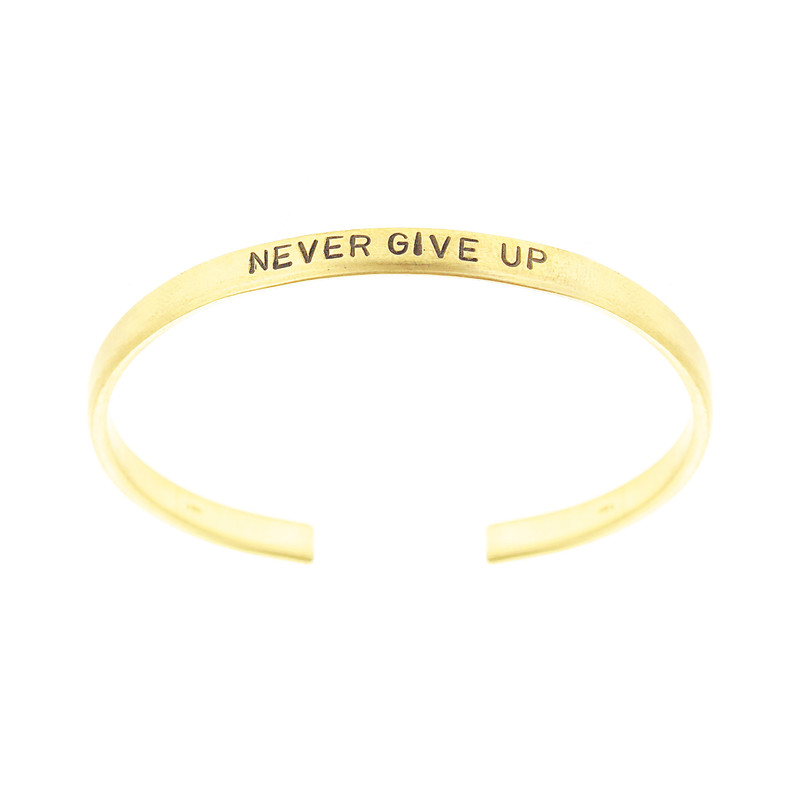 دستبند گالری عزیزی مدل برنجی طرح هرگز تسلیم نشو