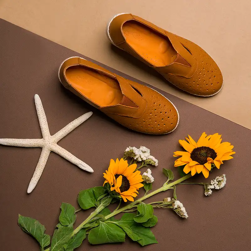کفش طبی زنانه مدل ترکان تابستانی تمام چرم رنگ عسلی