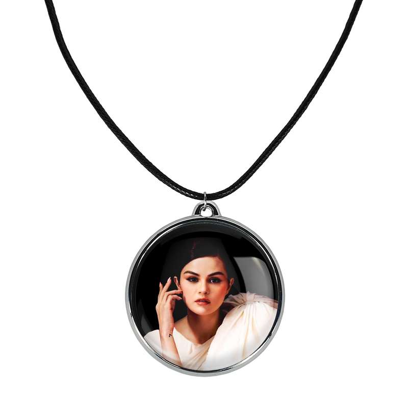 گردنبند خندالو مدل سلنا گومز Selena Gomez کد 1920419199 گردنبند خندالو مدل سلنا گومز Selena Gomez کد 1920419199