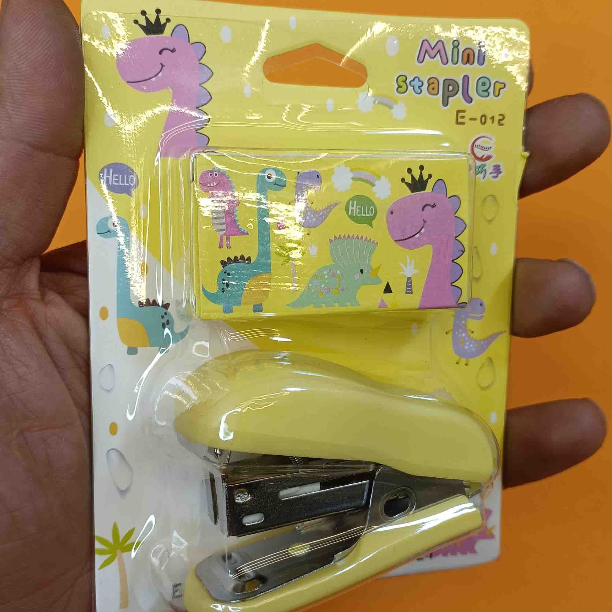 منگنه مدل فانتزی طرح دایناسور به همراه سوزن منگنه منگنه مدل فانتزی طرح دایناسور به همراه سوزن منگنه