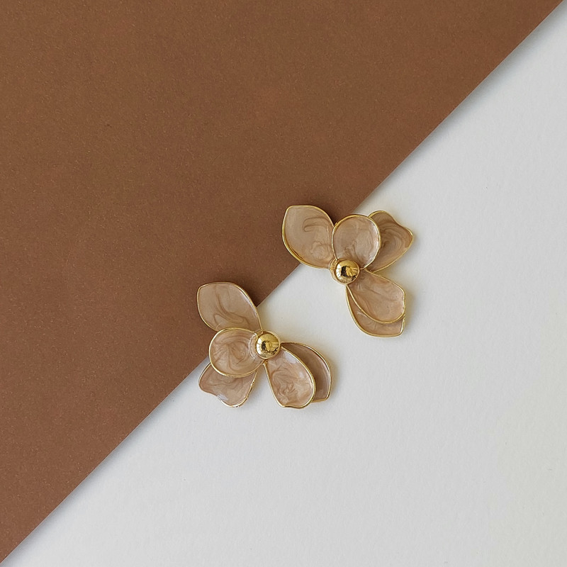 گوشواره میخی زنانه مدل رزینی طرح گل کد A24