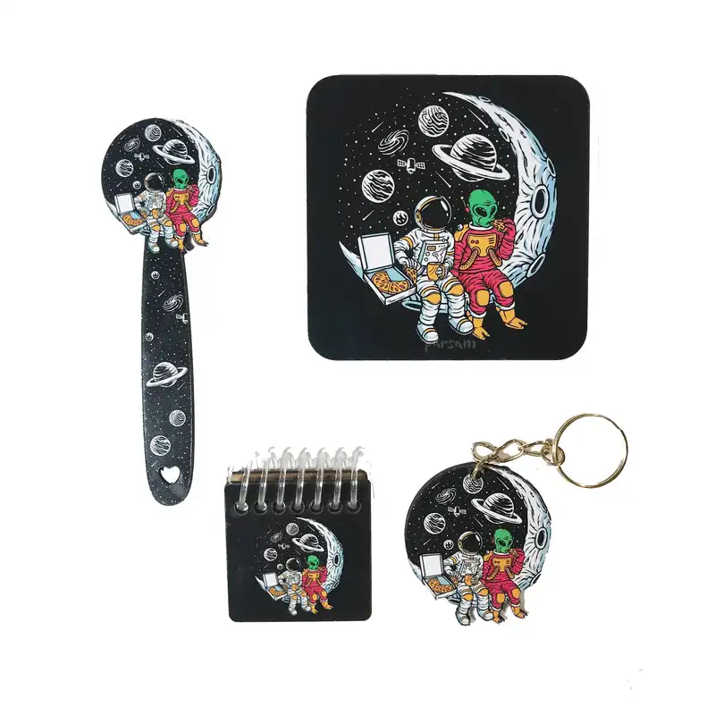 بسته لوازم تحریر طرح دوستان فضانورد و پیتزا مجموعه 4 عددی