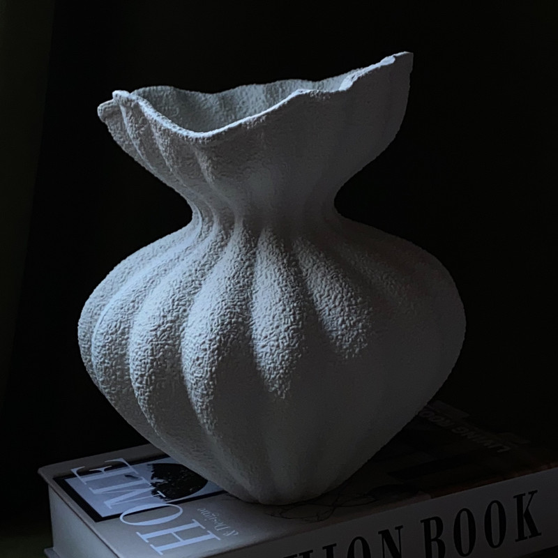 گلدان دکوری مدل مینیمال ابعاد 18x18x24 سانتی‌متر وزن 1000 گرم طراحی خاص و مناسب دکوراسیون داخلی