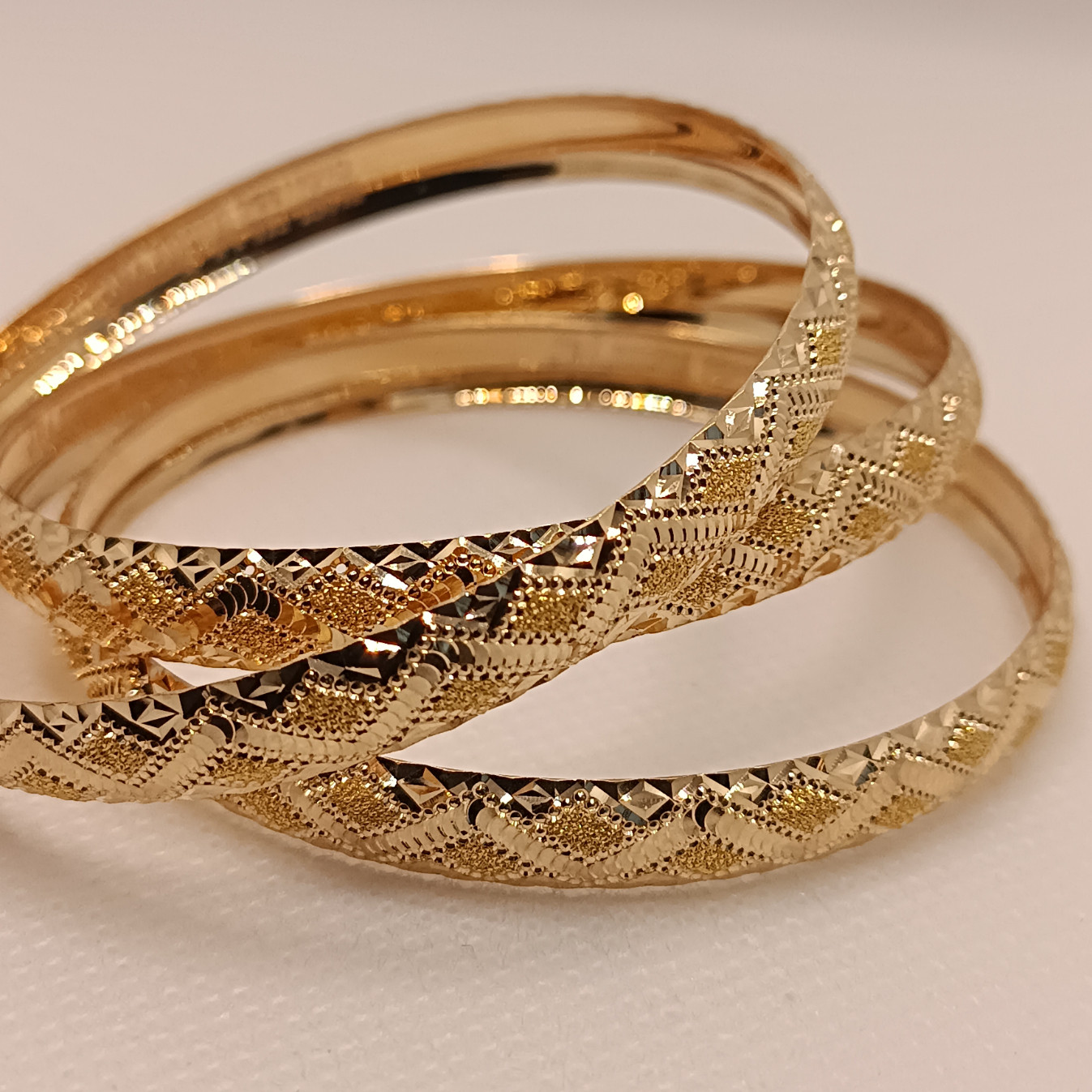 النگو طلا 18 عیار زنانه گالری طلای ونوسام کد V324S2 النگو طلا 18 عیار زنانه گالری طلای ونوسام کد V324S2