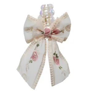 کلیپس مو زنانه مدل کائوچویی طرح مروارید و توری گل رز کد 1050004