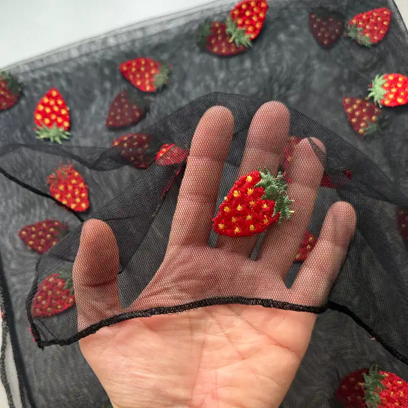 روسری زنانه مدل توری توت فرنگی دار گلدوزی شده قواره 70