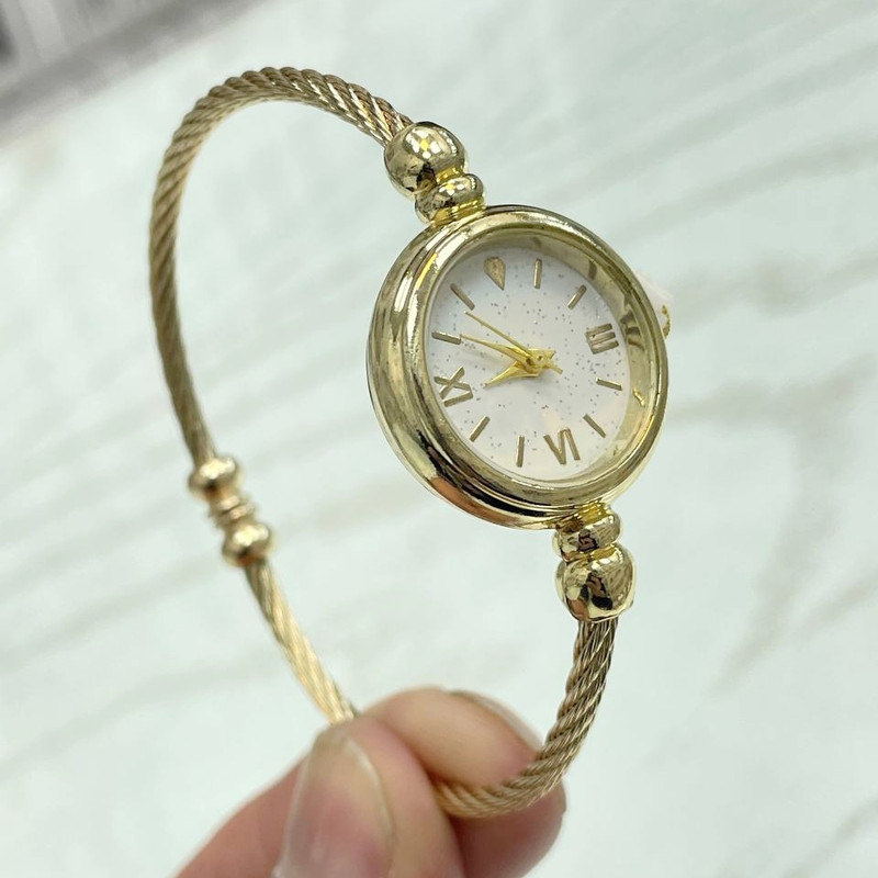 ساعت مچی عقربه ای زنانه مدل بنگل النگویی ظریف کد 1.1