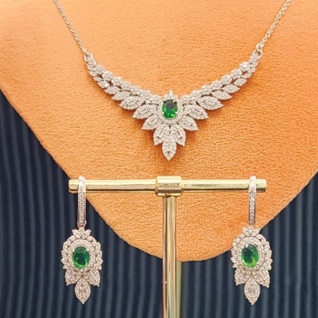 نیم ست نقره زنانه مدل برلیان زمرد 0120