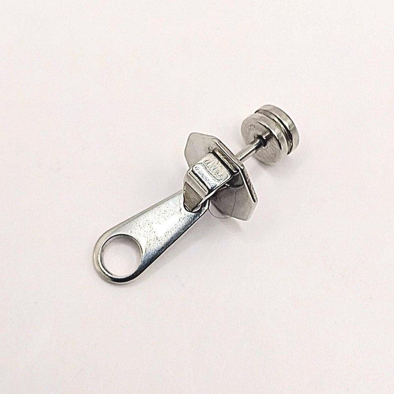 پیرسینگ گوش مدل حلقه‌ی زیپ