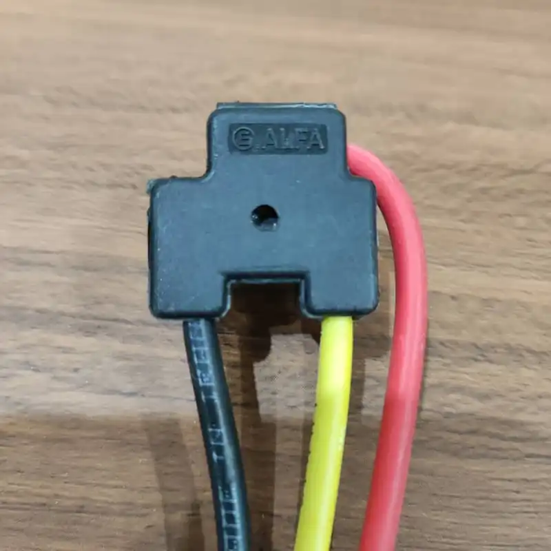 سوکت سه فیش چراغ جلو خودرو آلفا کد E405 بسته 2 عددی