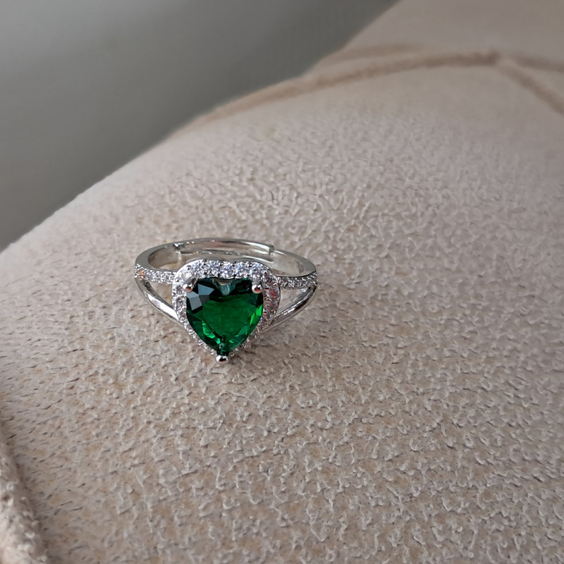 انگشتر زنانه مدل تک نگین زمردی طرح الماس کد Art52