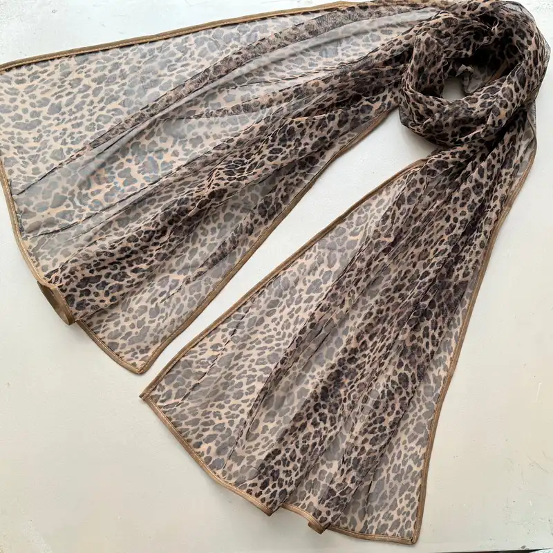 شال زنانه مدل توری پلنگی نوار دوزی شده