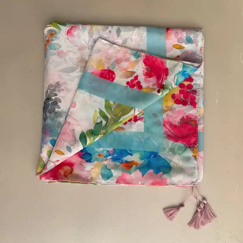 روسری زنانه مدل نخی گلدار کد 8