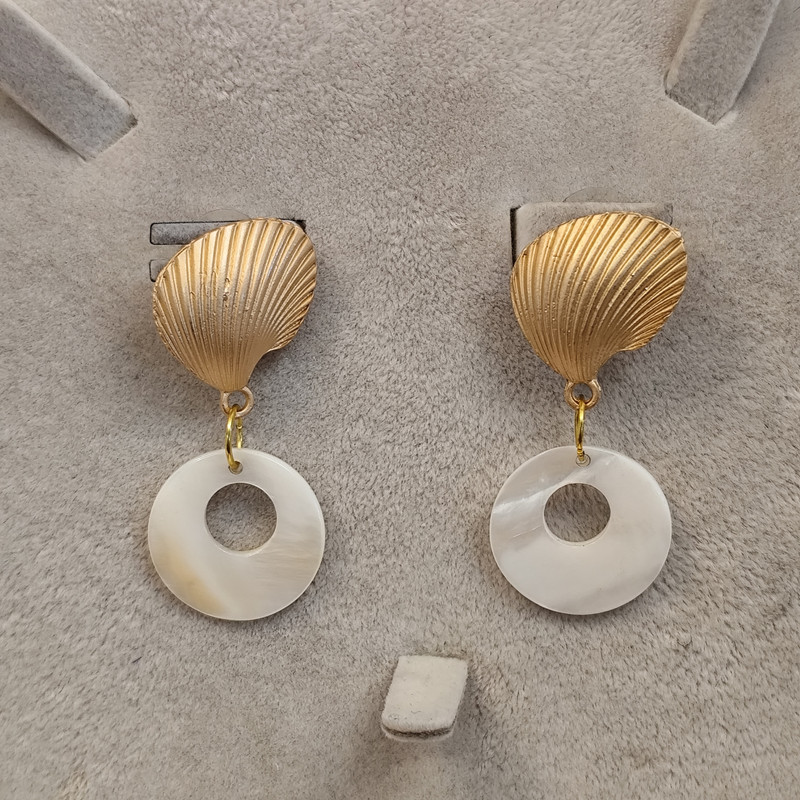 گوشواره میخی زنانه مدل صدف گوشواره میخی زنانه مدل صدف