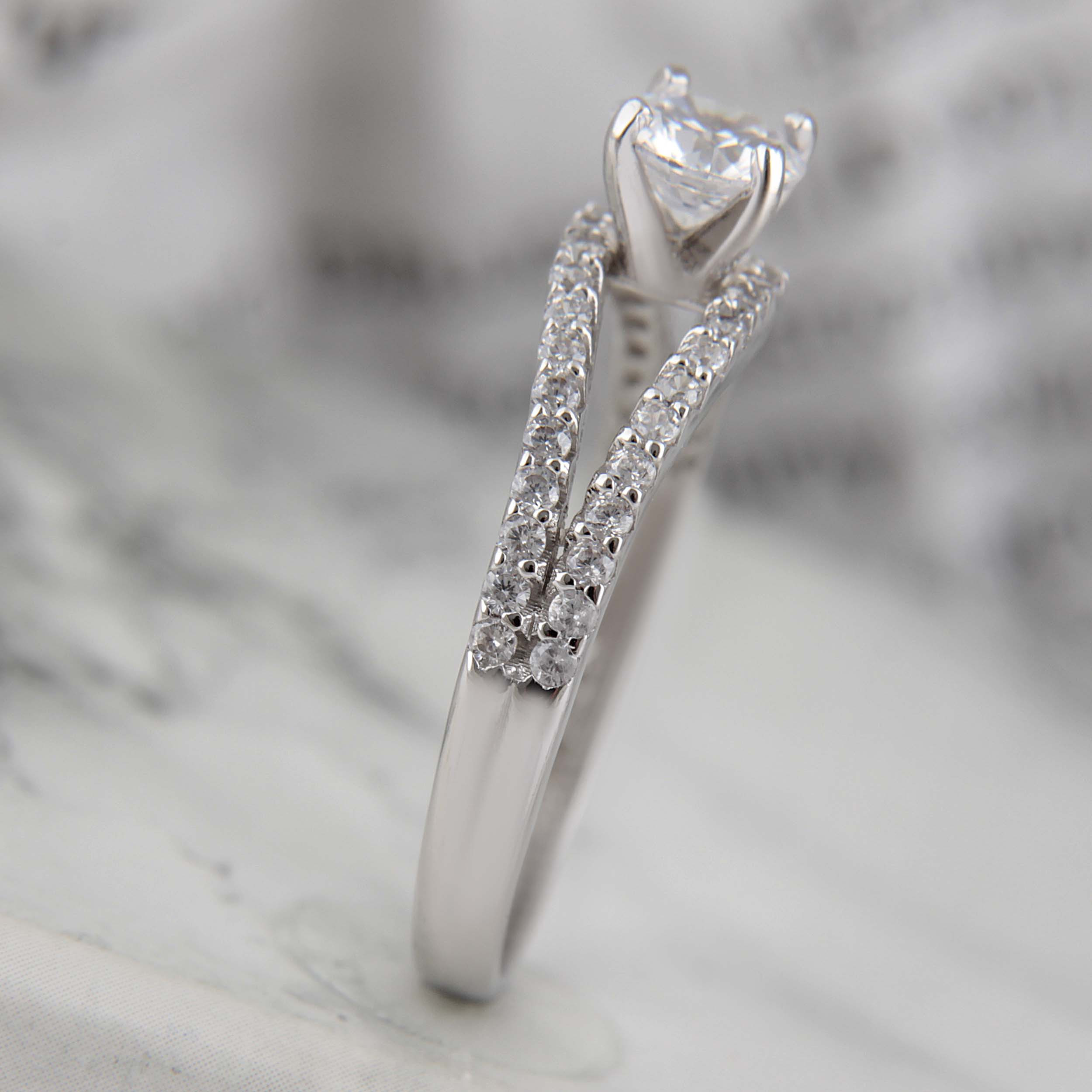 انگشتر نقره زنانه بازرگانی میلادی مدل نگین برلیان اتمی ابکاری رادیوم کد AWR_1430