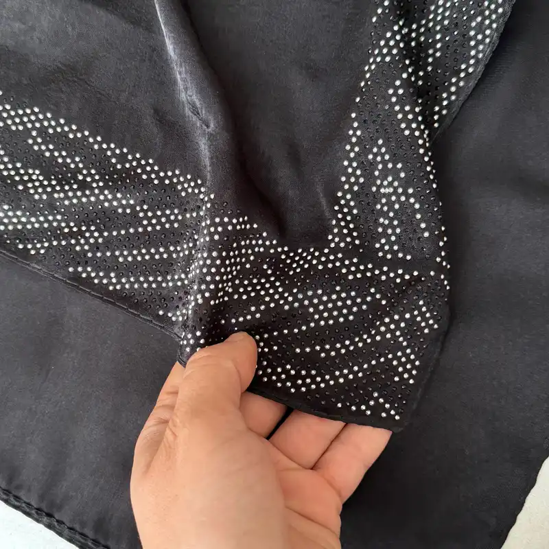 روسری زنانه مدل پتینه کوپرا مجلسی حاشیه نگین حرارتی پوست ماری قواره 140