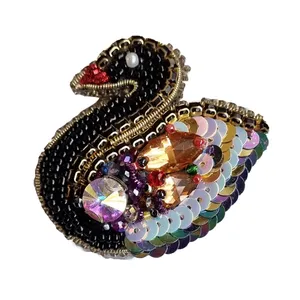 گل سینه زنانه مدل قو کد GL095