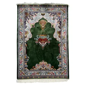 فرش ماشینی 1500 شانه زمینه سبز حاشیه سفید مدل A6