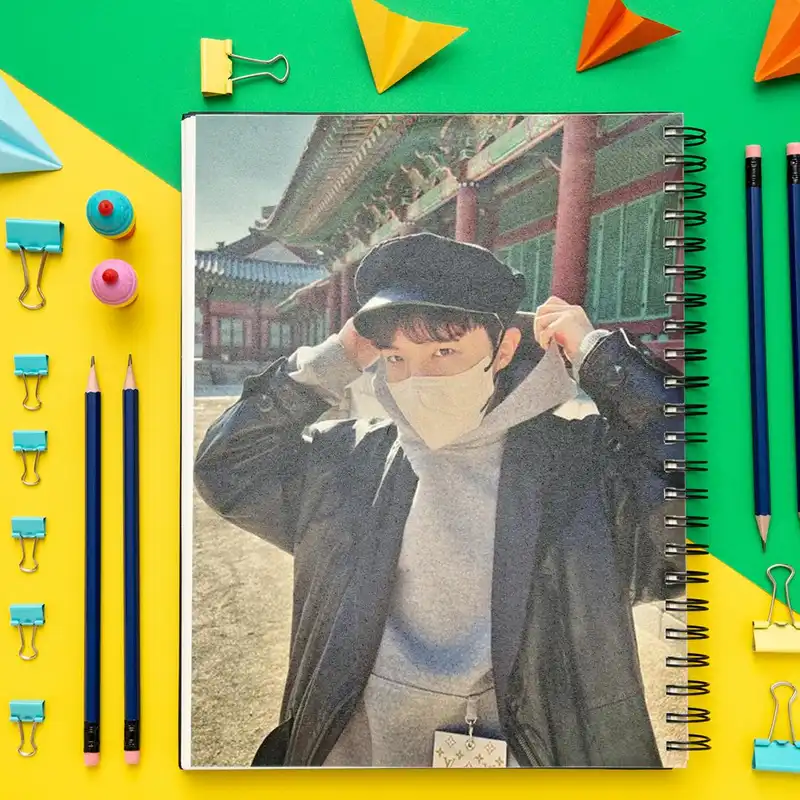 دفتر یادداشت گیم مون طرح JHope Instagram 2022 کد 10111972 به همراه فتوکارت مجموعه 24 عددی