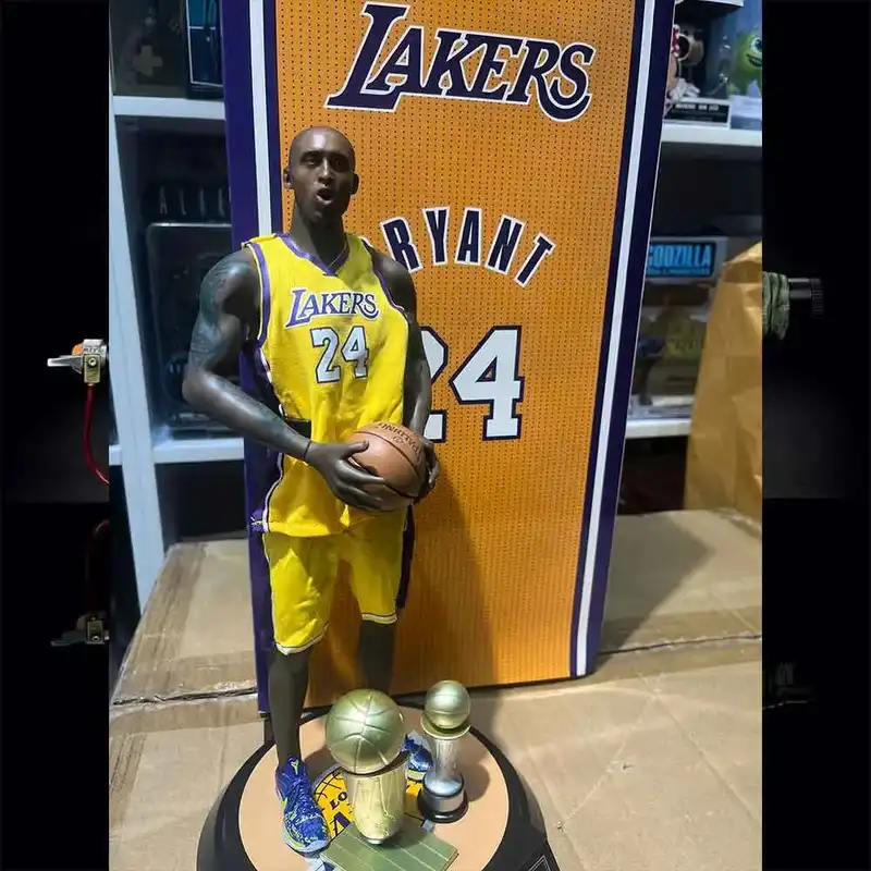 اکشن فیگور مدل کوبی برایان از تیم لیکرز طرح Kobe Bryant 24