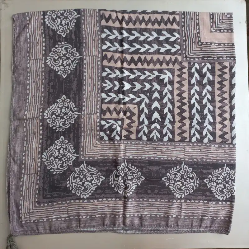 روسری زنانه مدل نخی حاشیه سنتی قواره دار