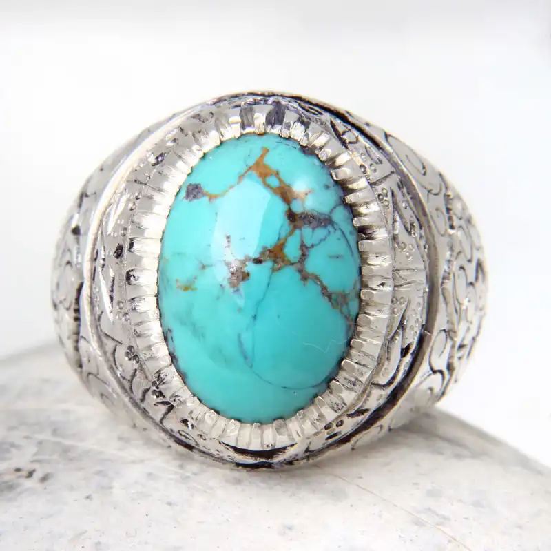 انگشتر نقره مردانه بازرگانی میلادی مدل سنگ فیروزه طبیعی نیشابور رکاب دست ساز سیاه قلم کد AM_2024