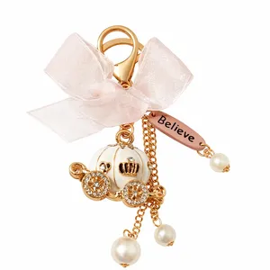 آویز کیف زنانه مدل کالسکه و مروارید