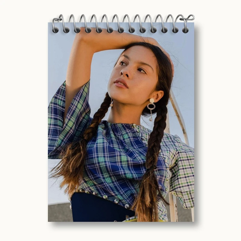 دفتر یادداشت 50 برگ خندالو مدل اولیویا رودریگو Olivia Rodrigo کد 19260