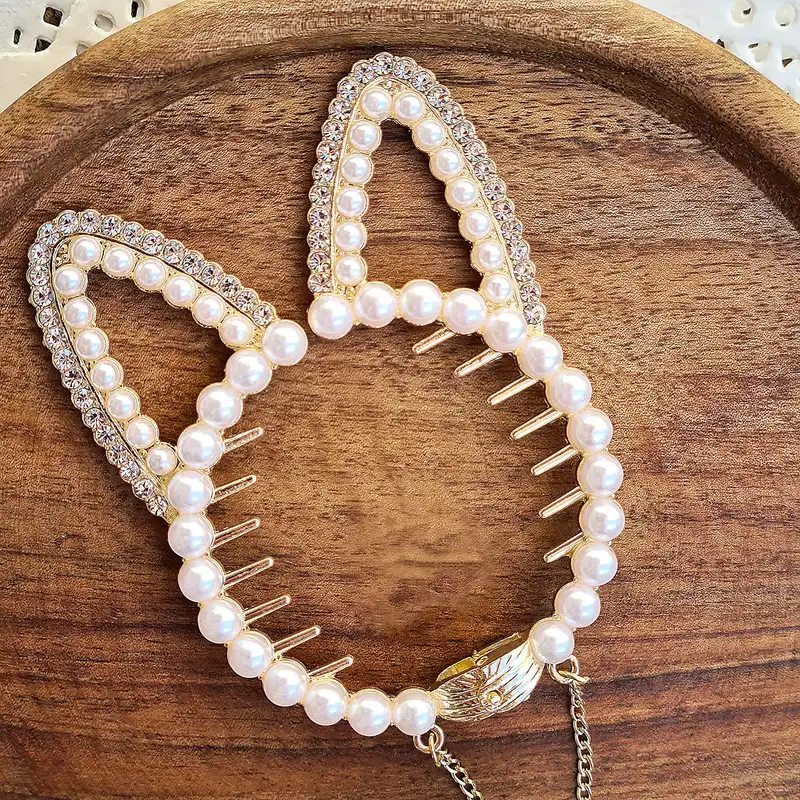 گیره مو زنانه مدل گوجه‌ای گوش گربه مرواریدی آویزدار کد 780