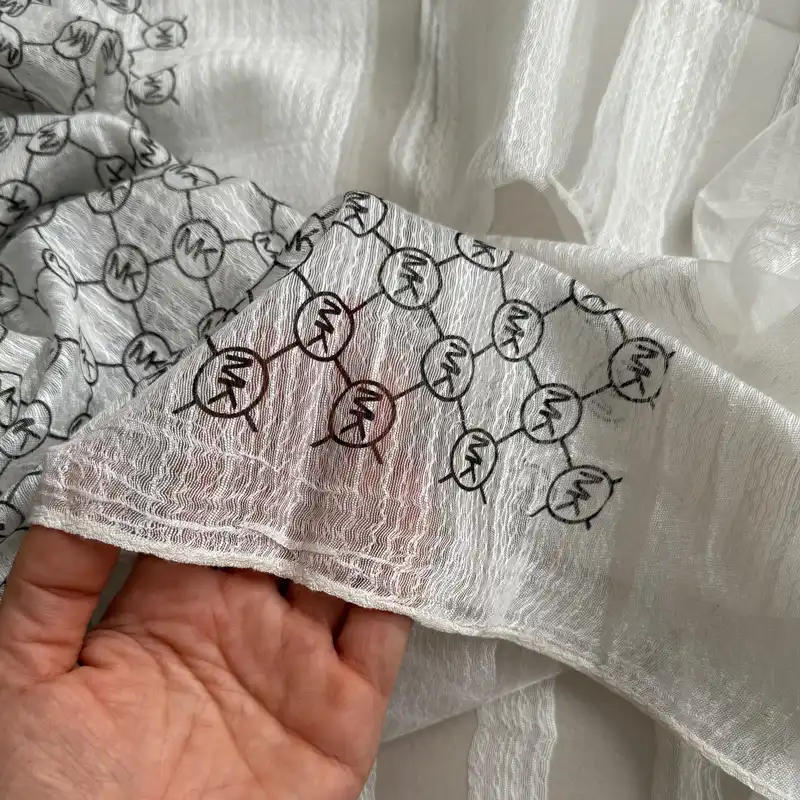 شال زنانه مدل حریر طرح دار مهمانی مجلسی حاشیه ویسکوز راه راه کد 4