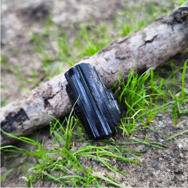 عکس شماره 5 : سنگ راف تورمالین مدل شاخه کد 204