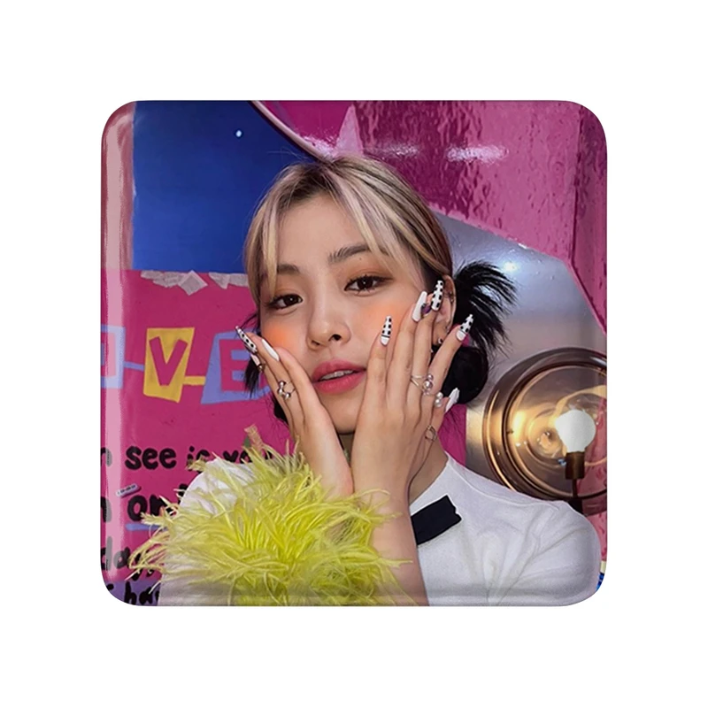 مگنت خندالو طرح ریوجین گروه ایتزی ITZY  مدل مربعی کد 20188