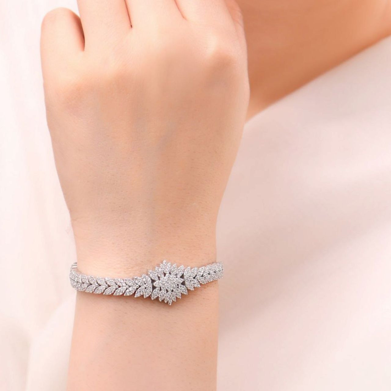 دستبند نقره زنانه مدل مبینا rzzdeh-049