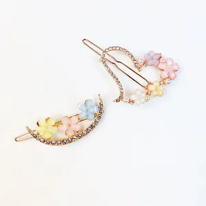 سنجاق مو زنانه طرح بابونه نگین دار مدل قلب و ماه کد 4020 بسته 2 عددی